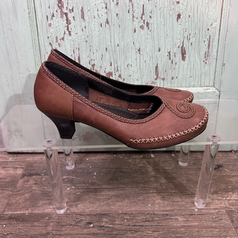 Women’s Hush Puppies “Pasha” brown leather round-toe pumps - Picture 2 of 6